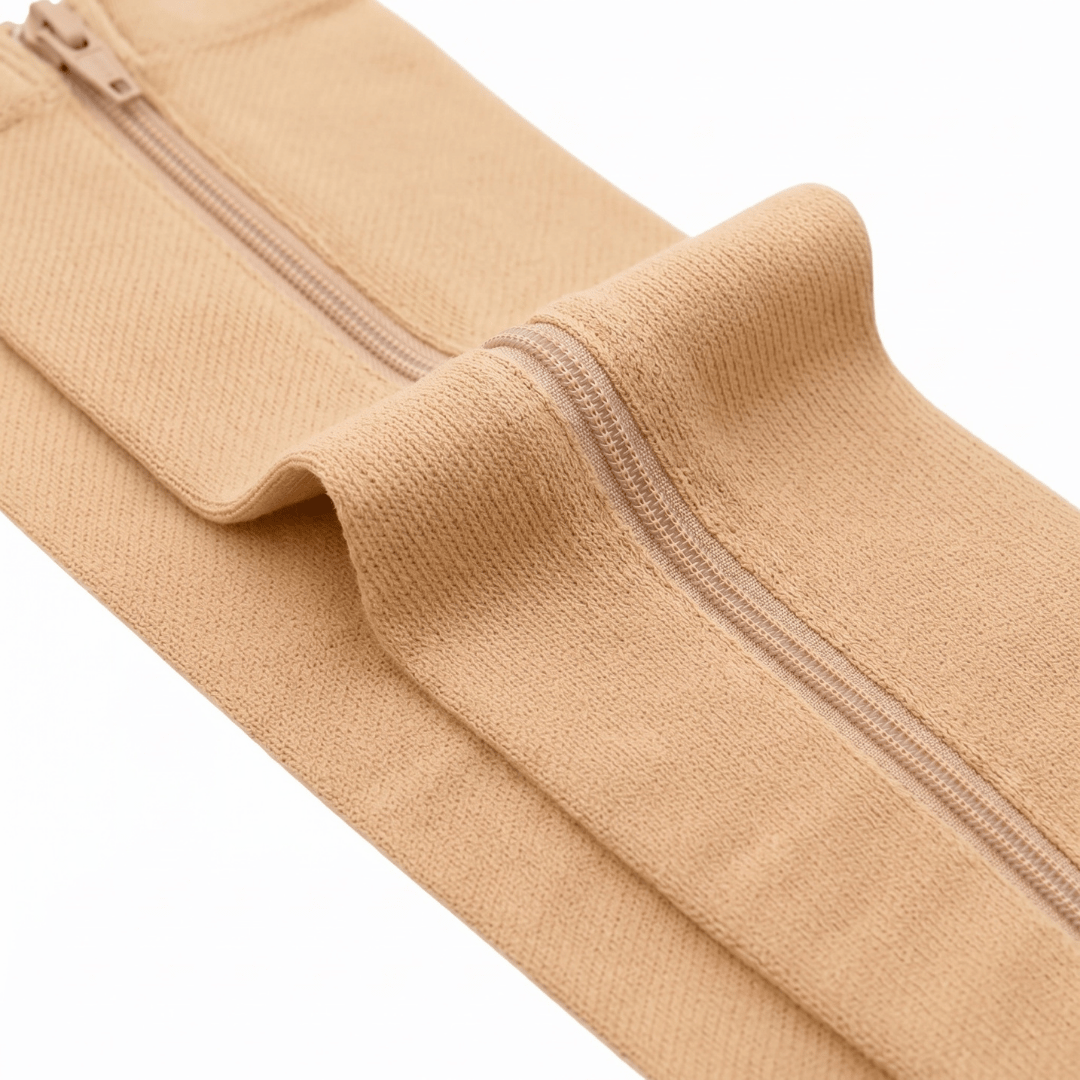 Detalle cremallera lateral medias de compresión color piel Venzipa — forro interior suave que protege la piel