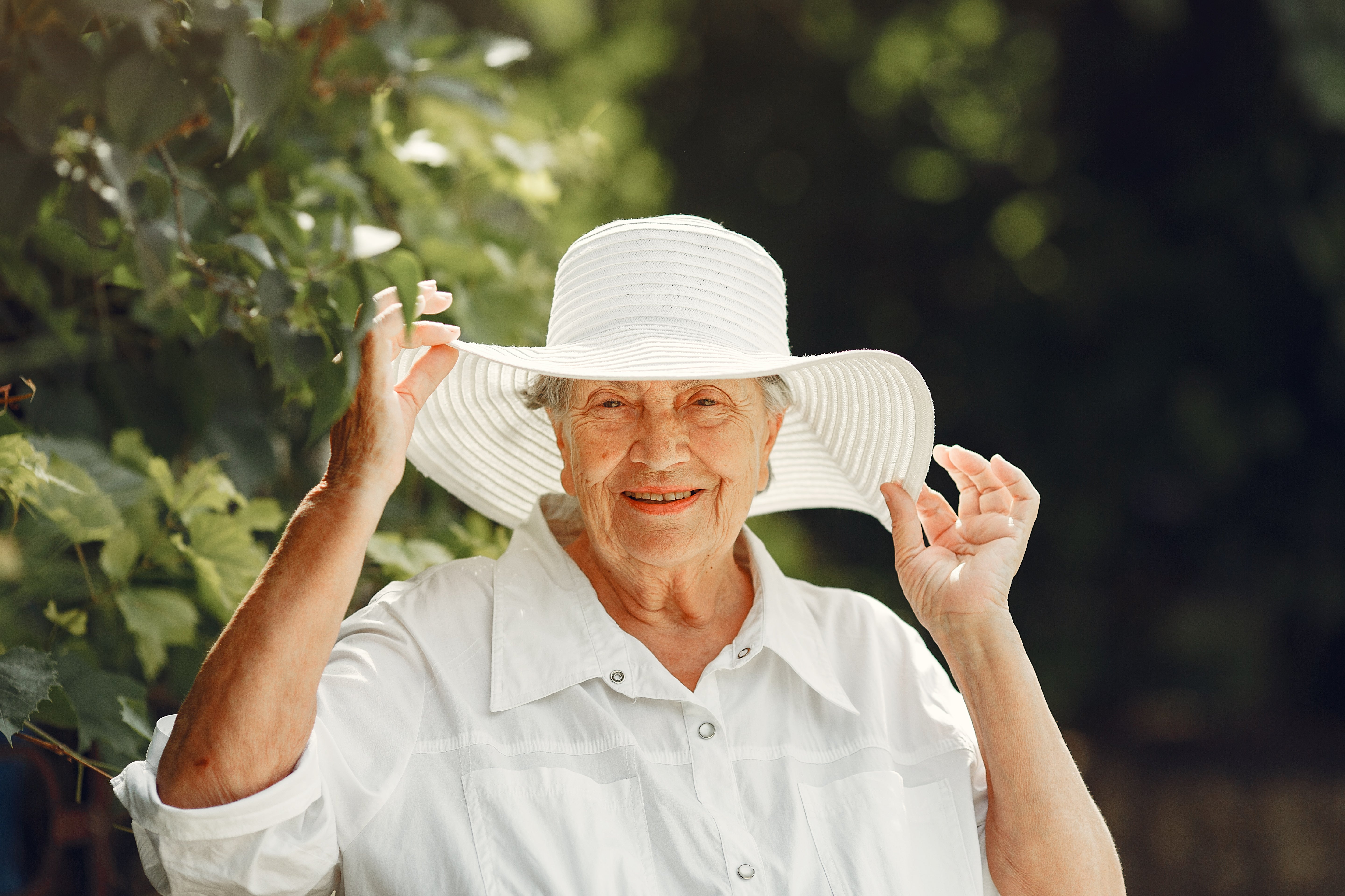 files/portrait-beautiful-aged-woman-park-grandma-white-hat.jpg